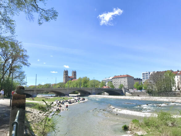Seitlicher Blick auf die Reichenbachbrücke mit Blick auf die St. Maximilian Kirche im Hintergrund