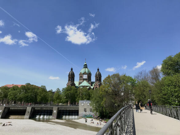 Blick auf St. Lukas Kirche von gegenüberliegender Uferseite aus