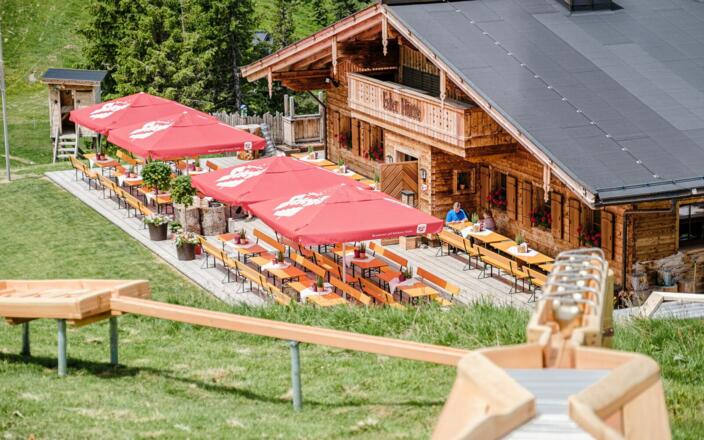 Hütte mit Kugelbahn