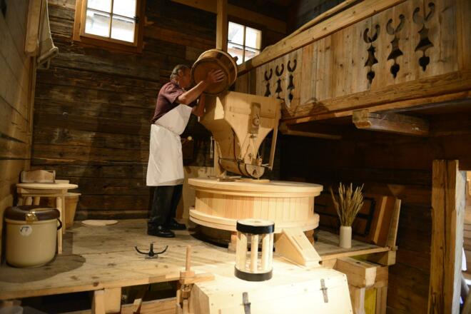 Weikart Ggetreidemühle Alpbach Mahltag