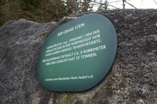 Infotafel am Naturdenkmal Grauer Stein