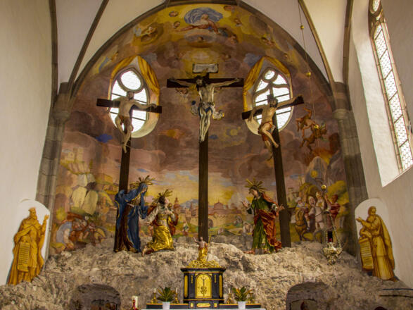 Der Sandsteinaltar der Kirche in St. Agatha