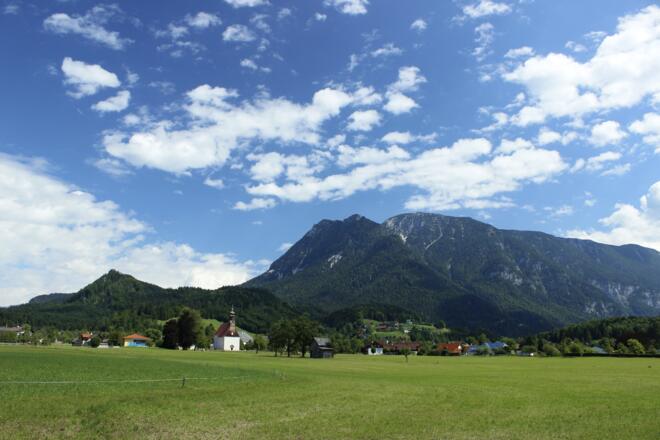 Kirche in St. Agatha vor dem Sarstein
