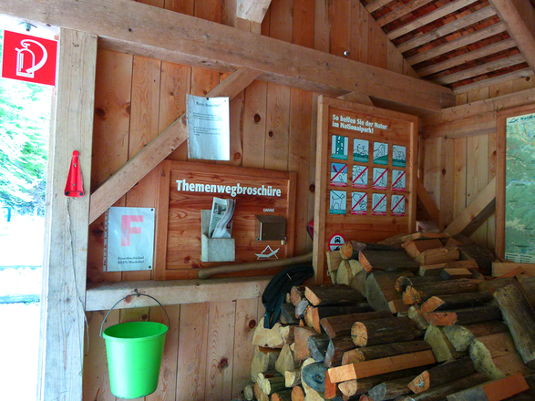 Brennholzlager im Holzschuppen