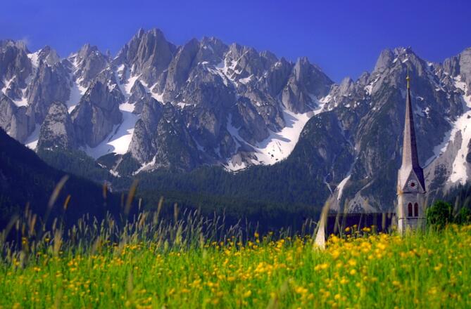 Katholische Kirche mit dem Gosaukamm