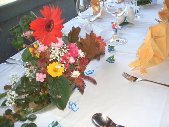 Blumen am Tisch