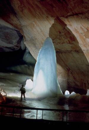 Der Parsivaldom in der Dachstein Rieseneishöhle