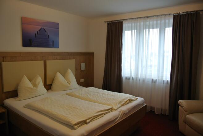 Schlafzimmer mit Doppelbett