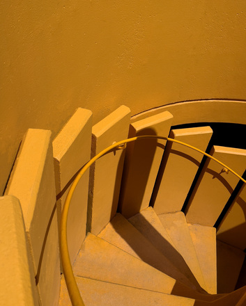 Wendeltreppe mit der Aufschrift „G – Eingang G zur Fahrebene“