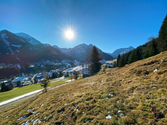 Weg mit Ausblick auf Hirschegg