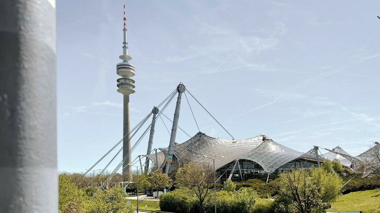 Blick auf Olympiaturm und Olympiahalle vom Klagebalken aus