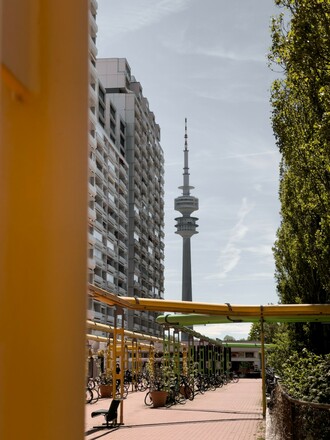 Blick auf den Olympiaturm aus dem Studentenviertel Olympiadorf