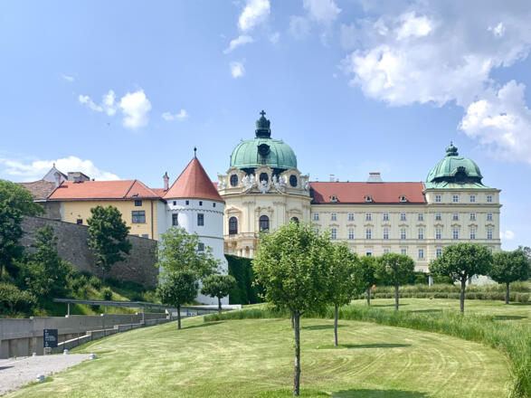 Teichgarten mit Kaisertrakt Stift Klosterneuburg