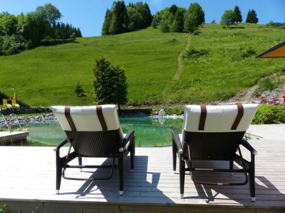 Relaxliegen am Naturpool