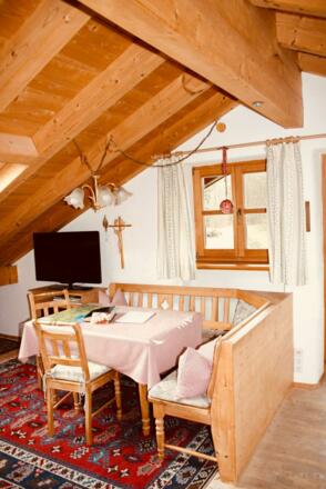 Essbereich und Fernseher.
