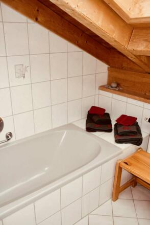 Badezimmer mit Badewanne.