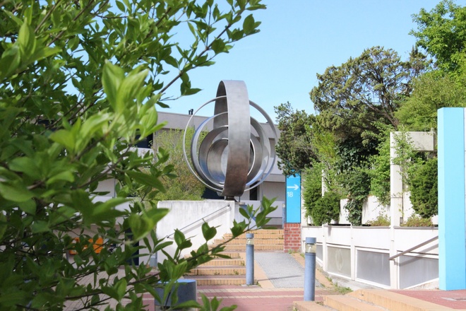 Blick auf die Skulptur "Olympische Ringe"