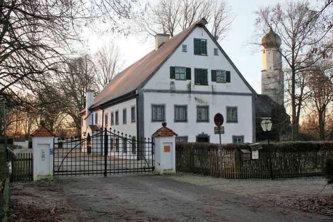 Eingang von Schloss Isareck mit der Alten Brauerei und der ehemaligen Taverne im Vordergrund