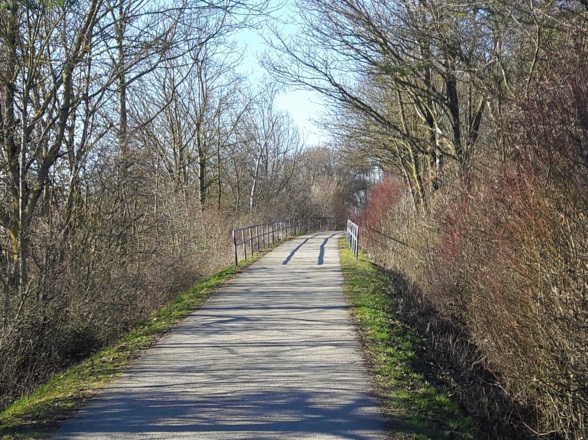 Wander- und Radweg bei der Brücke über die Autobahn
