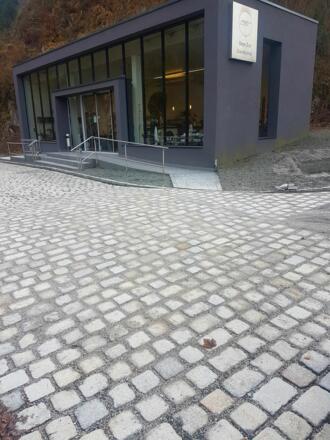 Der Gehsteig vor dem Eingang zum Souvenirladen wurde nachträglich abgeflacht