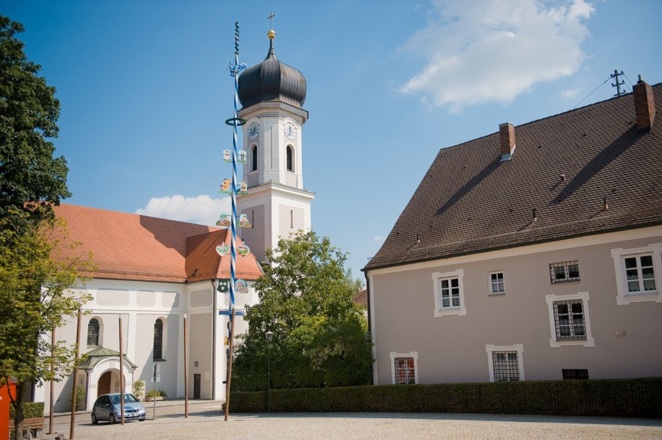 Marktplatz mit Pfarrkirche St. Vitus in Au in der Hallertau
