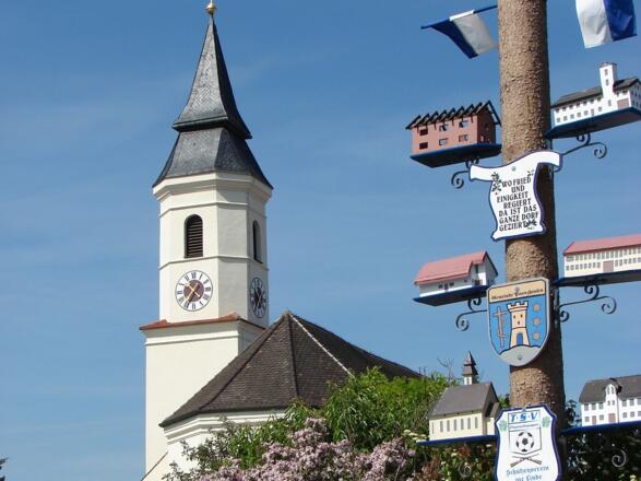 Pfarrkirche St. Stephanus und Maibaum