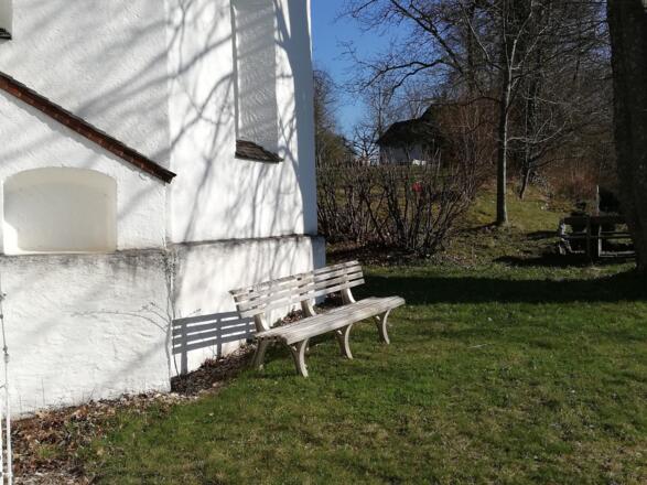 Bank vor der Filialkirche St. Stephan in Hartshausen