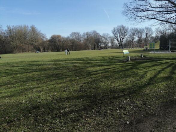 Freizeitgelände Eching mit Spielplatz und Trimm-dich Station am Echinger See