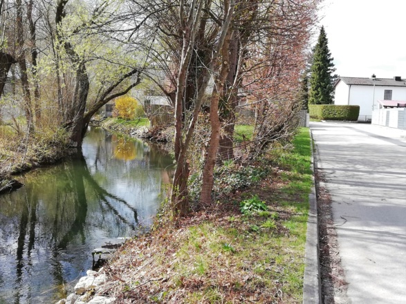 Weg entlang des Mühlbachs in der Saliterstraße in Moosburg a. d. Isar