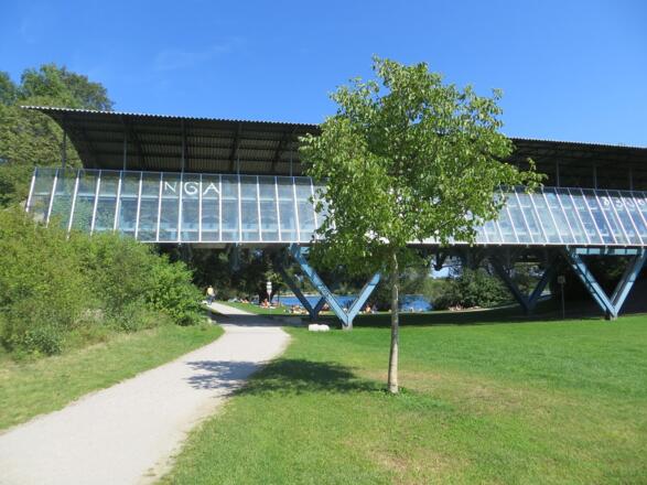 Die blaue Brücke am Echinger See - das Wahrzeichen von Eching