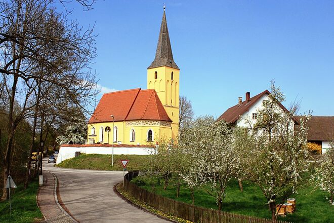 Filialkirche Sankt Johannes der Täufer und historischer Salzmeier Hof in Wang