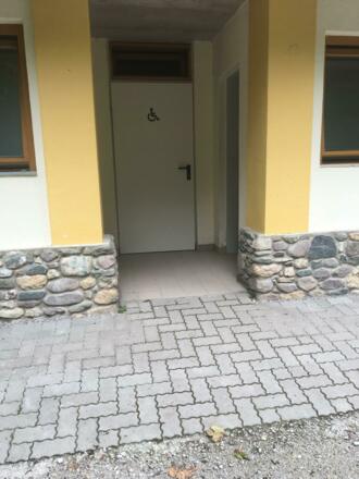Auch der Zugang zur Toilette wurde nachträglich begradigt und ist nun barriefrei zugänglich
