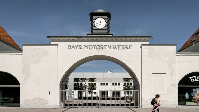 Tor mit charakteristischen Uhrenturm der BMW Classic