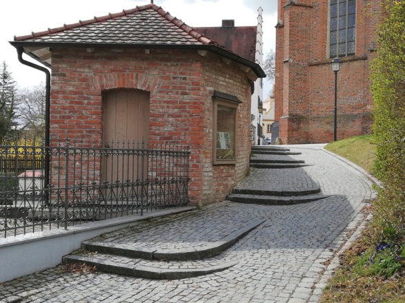 Fußweg zum St. Kastulus Münster und zur historischen Innenstadt von Moosburg a. d. Isar