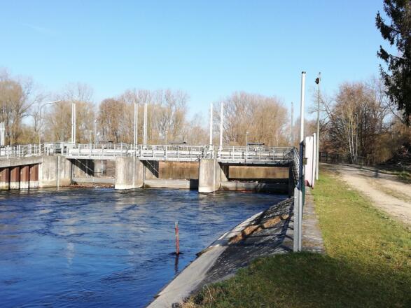Stauwehr-Anlage beim Amper Werkkanal bei Oberzolling