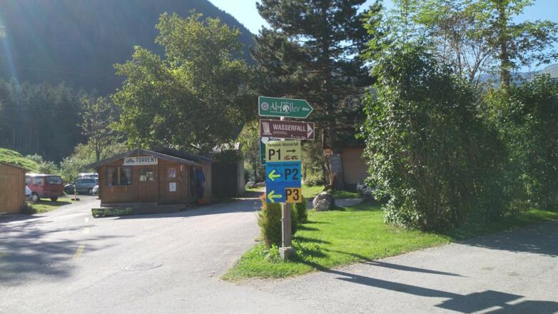 Wegweiser zum Gollinger Wasserfall im Gollinger Ortsteil Torren