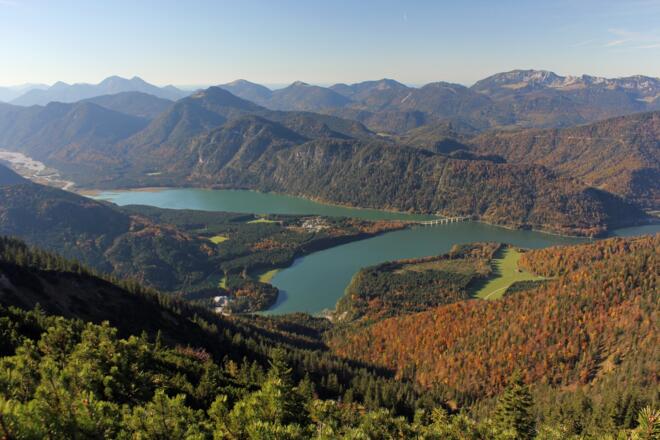 Blick zum Sylvenstein Stausee