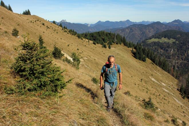 Die freien Wiesenhänge der (verfallenen) Kirchmair Nieder Alm.