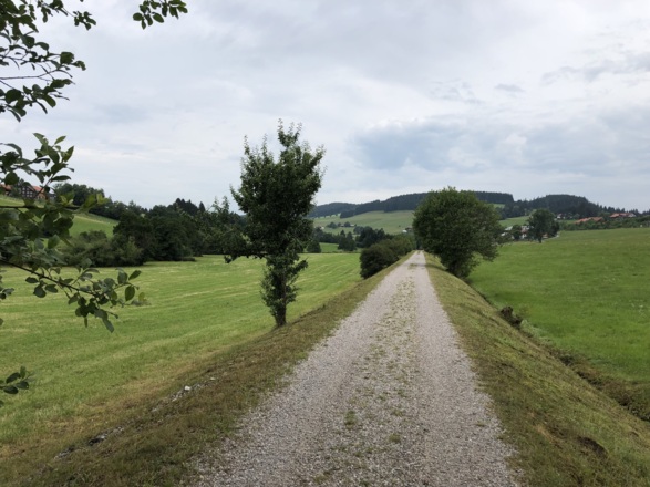 Heute Radweg, von 1909 bis 1984 Bahnlinie Kempten/Isny