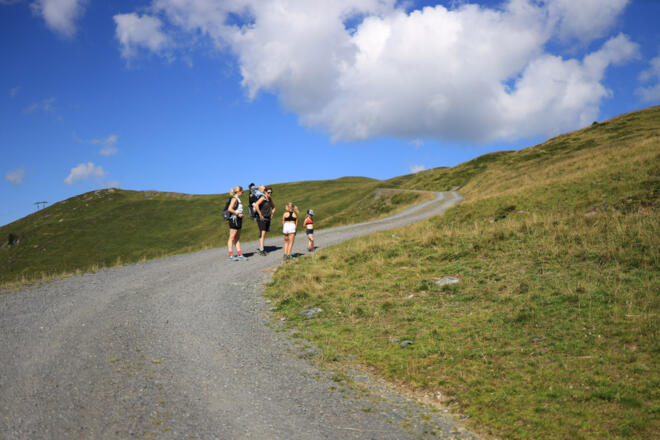 Aufstieg über die Schotterstraße oder den Wanderweg möglich