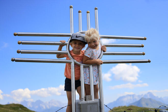 Die Kinder sind stolz auf ihren Gipfel-Erfolg