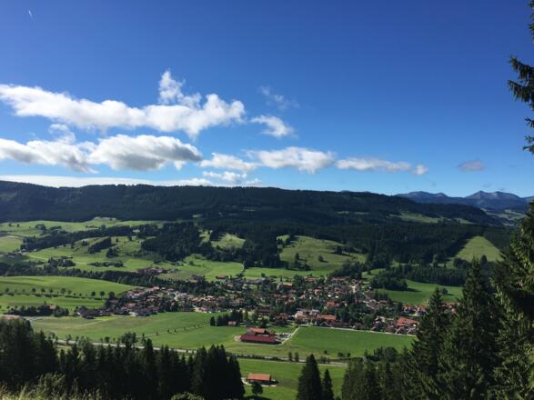 Markt Weitnau vom Sonneckgrat mit Hauchenberg im Hintergrund