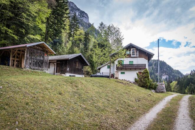 Weiter am Paul Gruber Haus vorbei