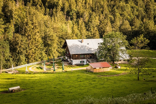 Die Höllenbachalm oberhalb des Thumsees