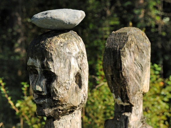 Holzfiguren am Wegesrand