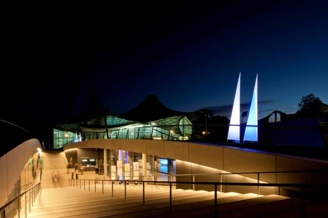 Eingang bei Nacht zur unterirdischen "Kleinen Olympiahalle"