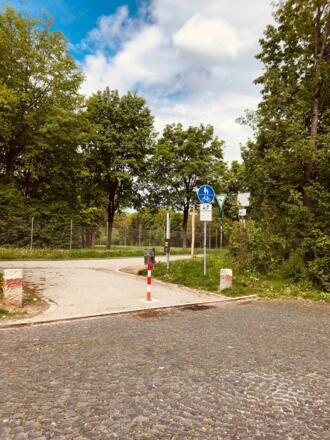 Eingang zur Fröttmaninger Heide vom Parkplatz aus