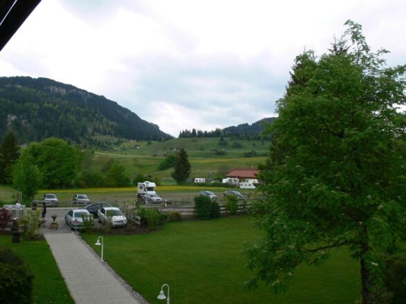 Blick Wohnzimmer zum Parkplatz