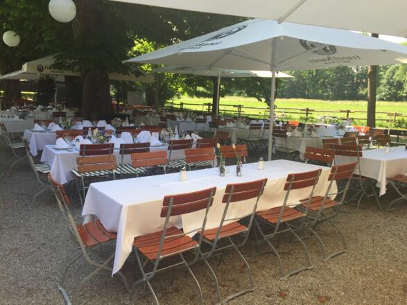 St.Emmeramsmühle - gedeckter Tisch für Feier im Biergarten