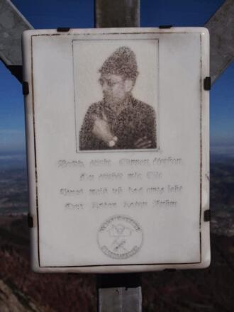 Gedenktafel am Gipfelkreuz